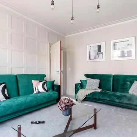 Xxhot Tubxx 4bed Semi, Sleeps 8, 2 Bathrooms Holiday home