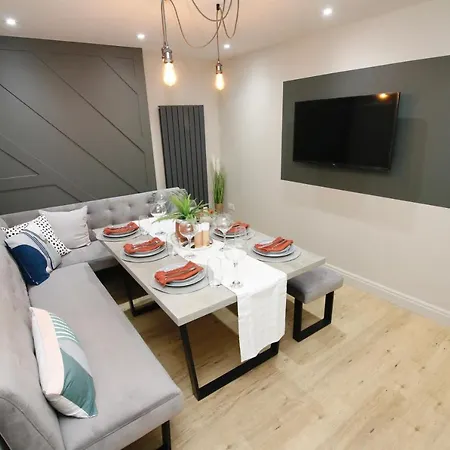 Xxhot Tubxx 4bed Semi, Sleeps 8, 2 Bathrooms Holiday home *