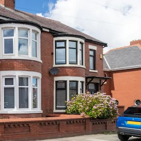 Xxhot Tubxx 4bed Semi, Sleeps 8, 2 Bathrooms Blackpool