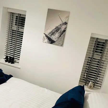 Luxury 3 Bed Sleeps 6-8 Apartment *