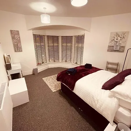 Luxury 3 Bed Sleeps 6-8 * Blackpool
