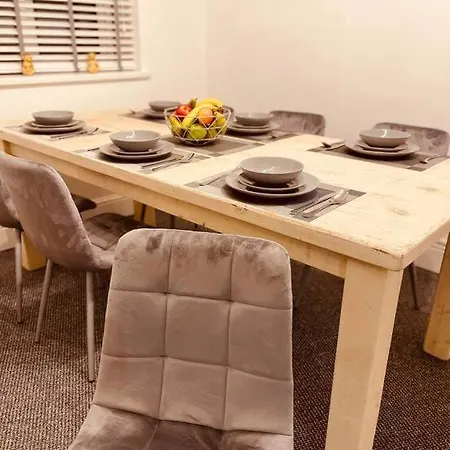 Luxury 3 Bed Sleeps 6-8