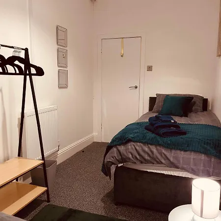Luxury 3 Bed Sleeps 6-8 Apartment *