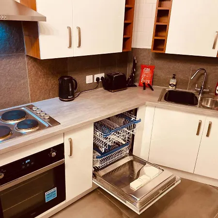 Luxury 3 Bed Sleeps 6-8