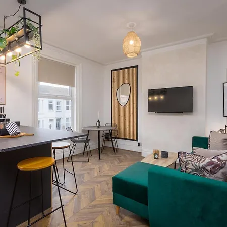 Stoneholme Short - Clare Street Apartment
