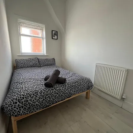 Apartamento Safari Apartment, Free Parking, 10min Walk To Tower, Sleeps 12