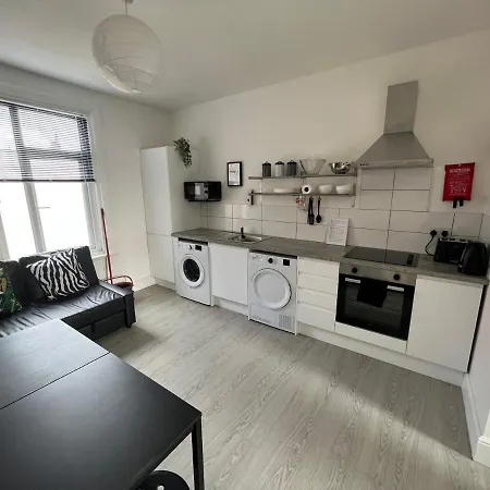Safari Apartment, Free Parking, 10min Walk To Tower, Sleeps 12 *
