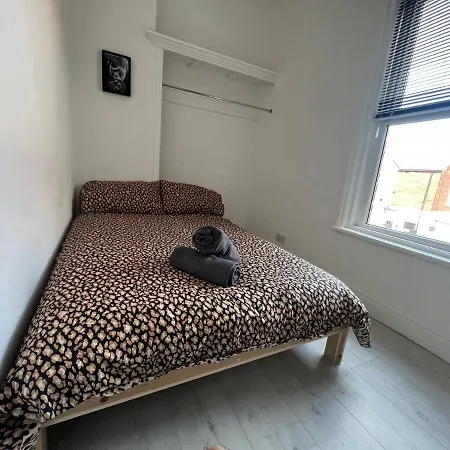 Safari Apartment, Free Parking, 10min Walk To Tower, Sleeps 12 * Blackpool