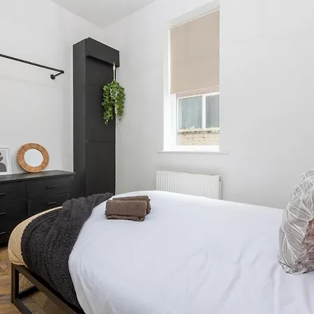 Stoneholme Short - Clare Street *