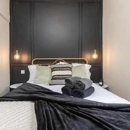 Stoneholme Short - Clare Street Apartment *