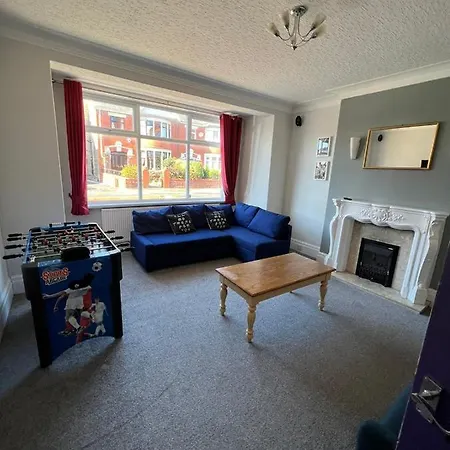 Friends House, Hot Tub, Sleeps 6 Holiday home Blackpool