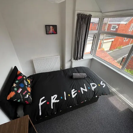 Friends House, Hot Tub, Sleeps 6 *