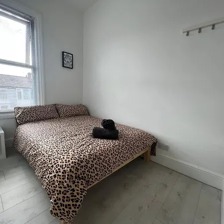 Safari Apartment, Free Parking, 10min Walk To Tower, Sleeps 12 Blackpool