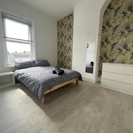 Safari Apartment, Free Parking, 10min Walk To Tower, Sleeps 12 Apartamento