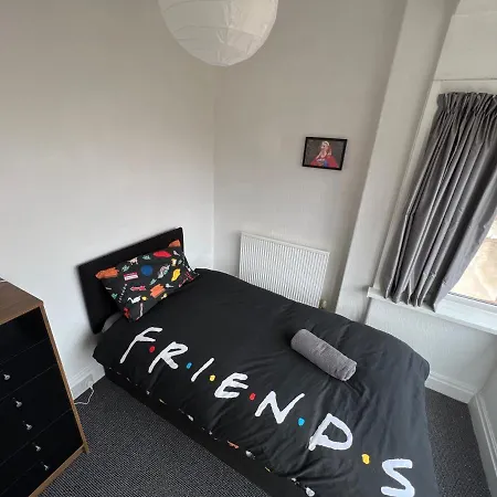 Friends House, Hot Tub, Sleeps 6 Holiday home