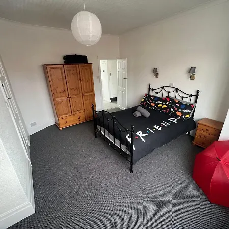Friends House, Hot Tub, Sleeps 6 Holiday home *