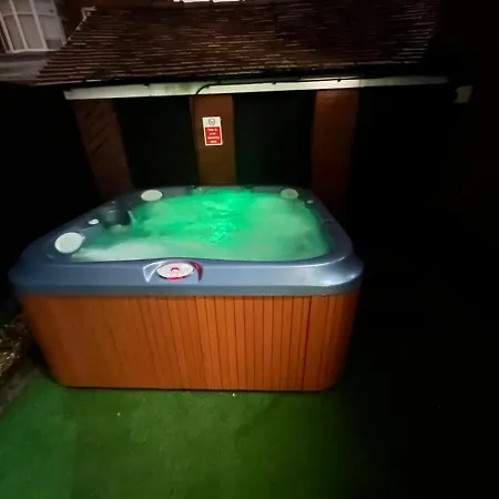 Friends House, Hot Tub, Sleeps 6 Holiday home