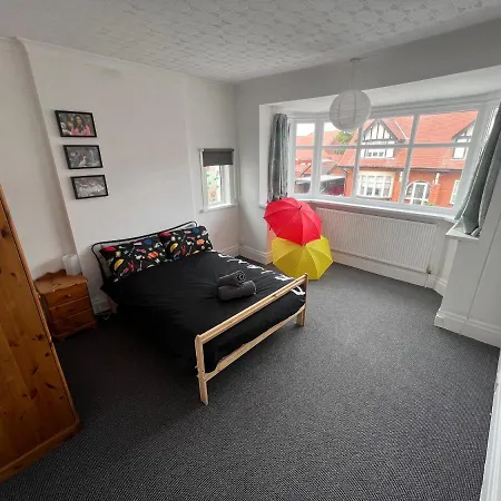 Friends House, Hot Tub, Sleeps 6 Holiday home *