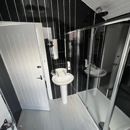 Safari Apartment, Free Parking, 10min Walk To Tower, Sleeps 12 Apartamento *