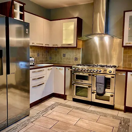 Captivating 4-bed Hot Tub House In Holiday home Blackpool