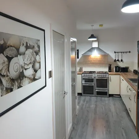 Stunning 5 Bed House, 2 Mins To And Town, With Free Parking *