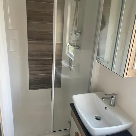 Luxury 6 Berth Caravan, Marton Mere Apartment *