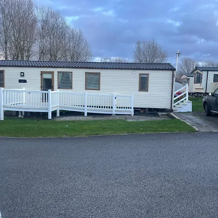 Luxury 6 Berth Caravan, Marton Mere Apartment *