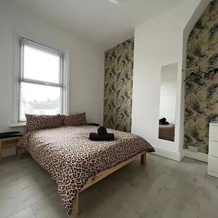 Apartamento Safari Apartment, Free Parking, 10min Walk To Tower, Sleeps 12 *