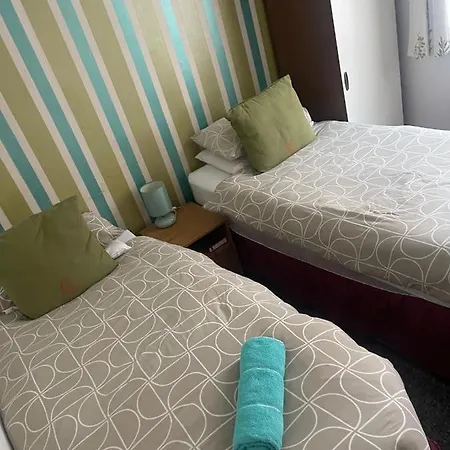 Hotel Uk Travel & Hospitality Ltd Ta Canberra