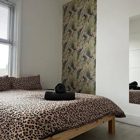 Safari Apartment, Free Parking, 10min Walk To Tower, Sleeps 12 *