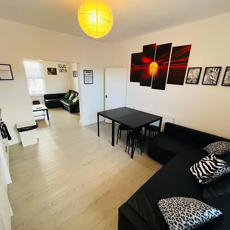 Safari Apartment, Free Parking, 10min Walk To Tower, Sleeps 12 Apartamento *