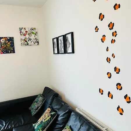 Safari Apartment, Free Parking, 10min Walk To Tower, Sleeps 12 * Blackpool