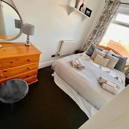 Holiday home Entire In With Free Parking And A Private Patio Garden
