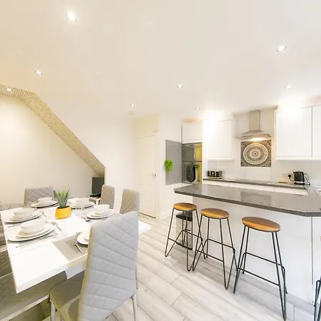 Stunning House Near Attractions Holiday home *