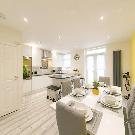 Stunning House Near Attractions * Blackpool