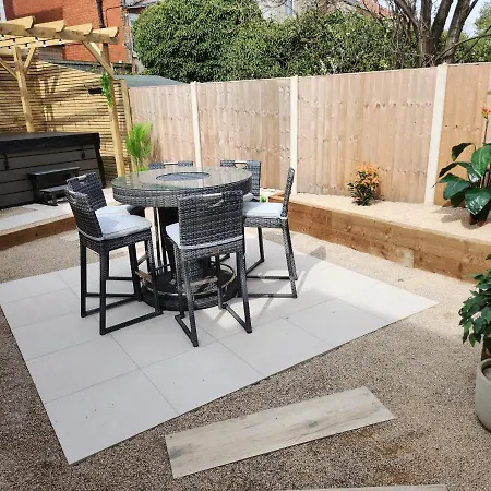 Xxhot Tubxx 4bed Semi, Sleeps 8, 2 Bathrooms Holiday home Blackpool