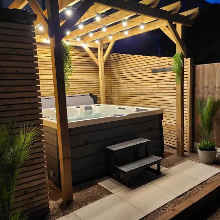 Holiday home Xxhot Tubxx 4bed Semi, Sleeps 8, 2 Bathrooms *