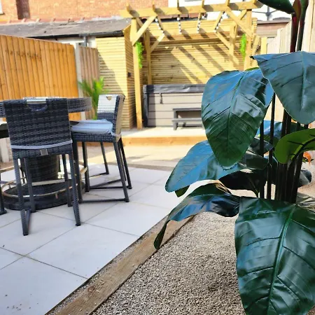 Xxhot Tubxx 4bed Semi, Sleeps 8, 2 Bathrooms Holiday home Blackpool