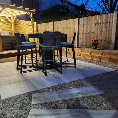Xxhot Tubxx 4bed Semi, Sleeps 8, 2 Bathrooms Holiday home