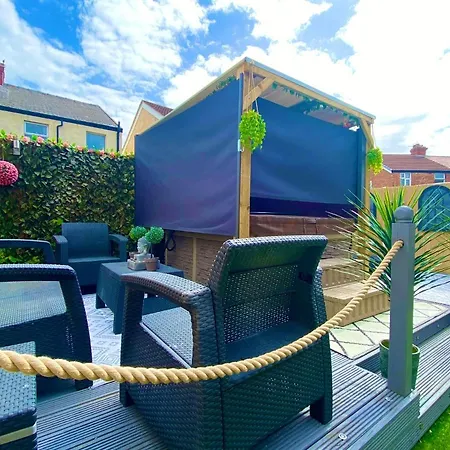 New…the Hottub House Pleasure Holiday home *