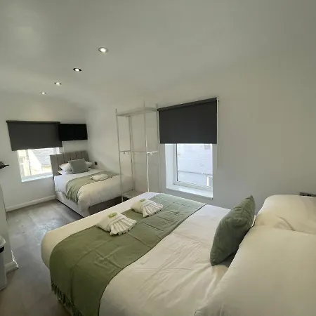Guest house Araan House -families And Couples Only