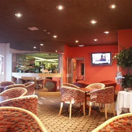 Отель Chequers Plaza