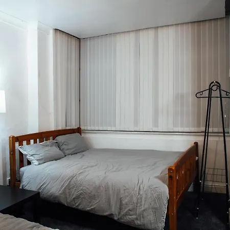 Large 2 Bed Private Central & Near The Beach With Parking! Apartment Blackpool