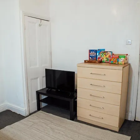 Large 2 Bed Private Central & Near The Beach With Parking! Blackpool