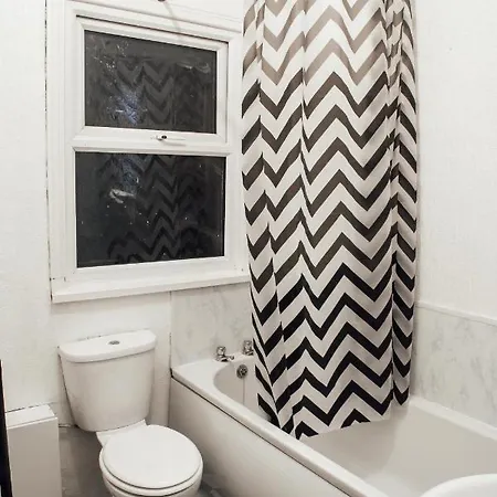 Apartment Large 2 Bed Private Central & Near The Beach With Parking! Blackpool
