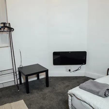Large 2 Bed Private Central & Near The Beach With Parking! Apartment