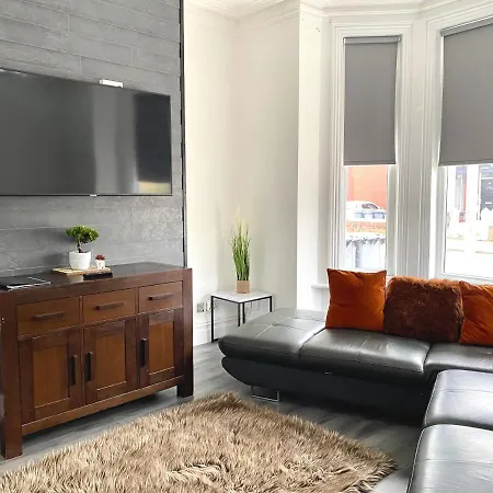4 Bed Family House Near By Service *