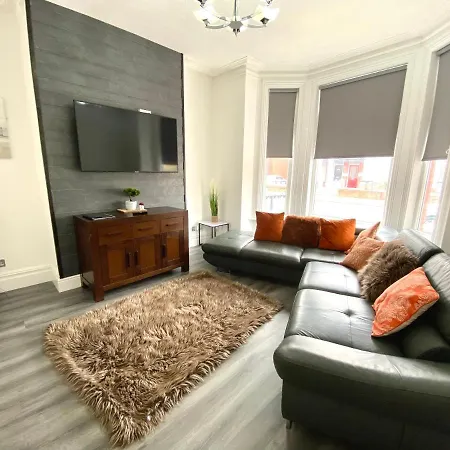 4 Bed Family House Near By Service * Blackpool