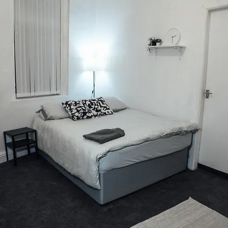 Apartment Large 2 Bed Private Central & Near The Beach With Parking!
