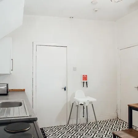 Large 2 Bed Private Central & Near The Beach With Parking! Apartment *